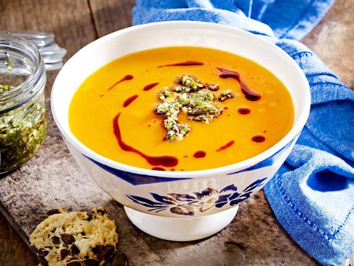 Pumpkin soup with ginger and coconut milk